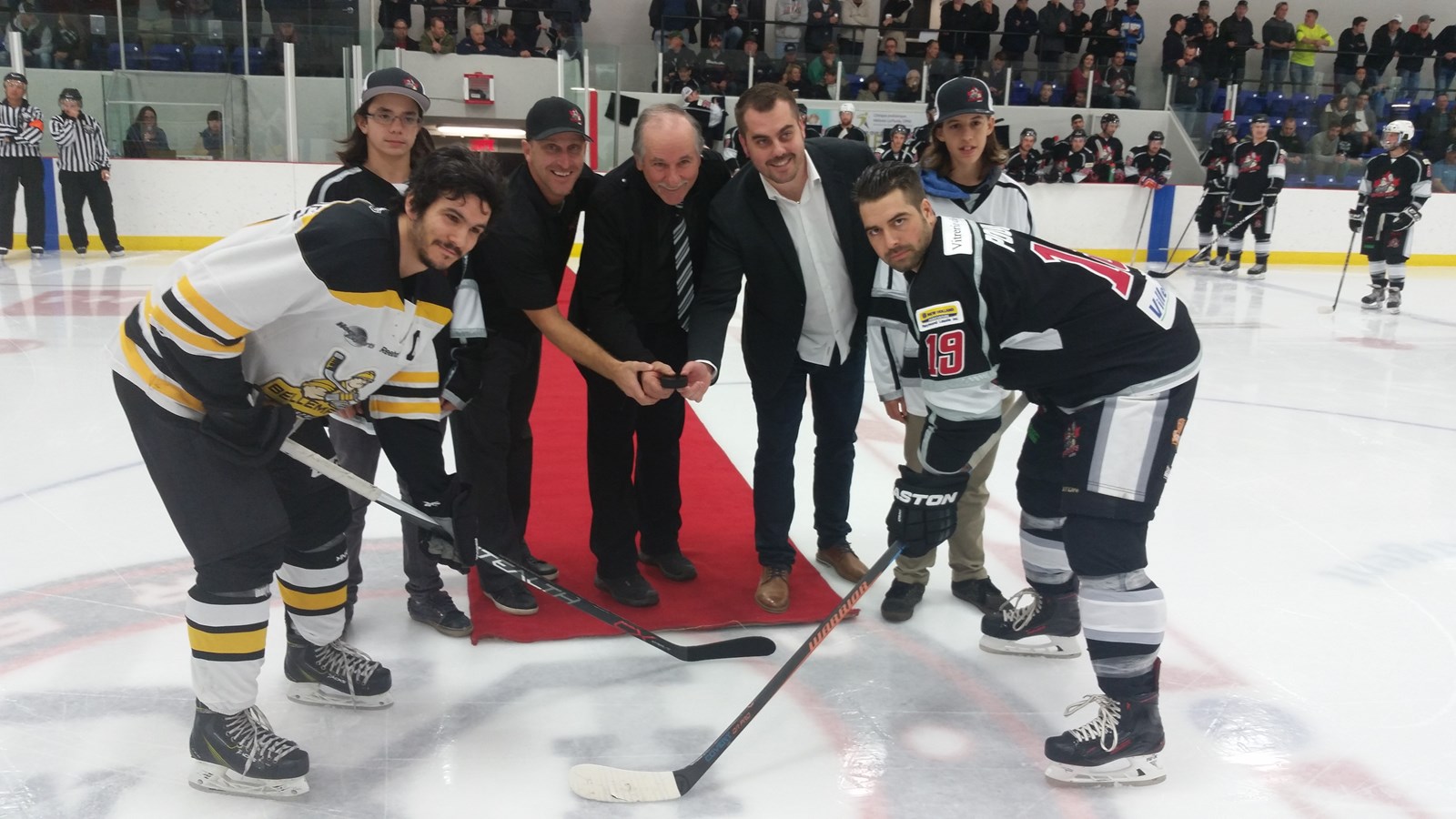 Les Sportifs de Joliette ont tenu à souligner la collaboration d'un de leurs commanditaires majeurs, soit la Cabane des Sportifs. De gauche à droite: Matieu Gaudet (vice-président des opérations des Sportifs), Germain Majeau (Cabane des Sportifs) et Julien Durand (président des Sportifs).