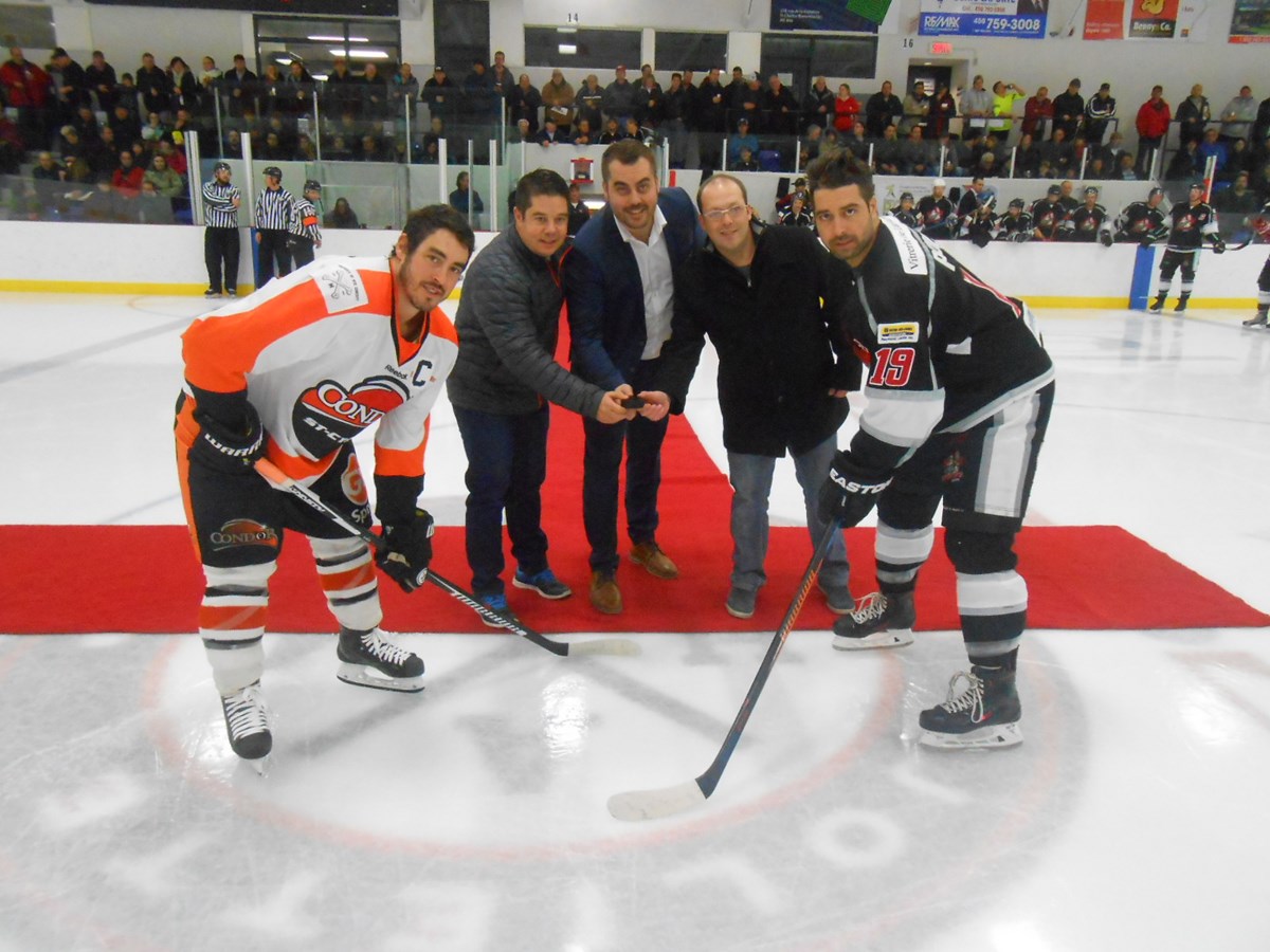 Avant la rencontre, les Sportifs ont tenu à souligner l'appui de deux commanditaires importants soit Pneus Villemaire et Club Atmosphère. Sur la photo, de gauche à droite: Benoit Villemaire (Pneus Villemaire), Julien Durand (président des Sportifs) et Tom Desrosiers (Club Atmosphère).