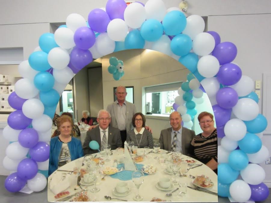 De gauche a droite: Micheline et André Hénault (maire de St-Charles-Borromée), Robert Bibeau (conseiller municipal), Chantal Riopel (conseillère municipal), Robert Groulx (conseiller municipal) et son épouse.
