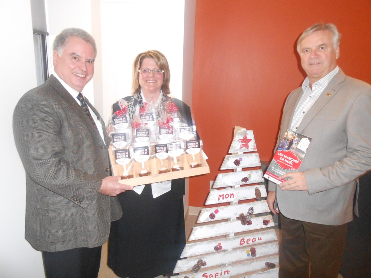 De gauche à droite: Jean Dénommé (directeur-général de la Caisse Desjardins de Joliette), France Martin (présidente des marchés de Noël) et Alain Beaudry (maire de Joliette).