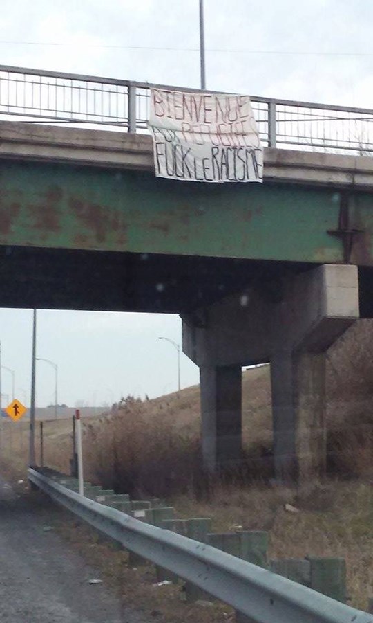 Une bannière antiracisme installée sur la 158