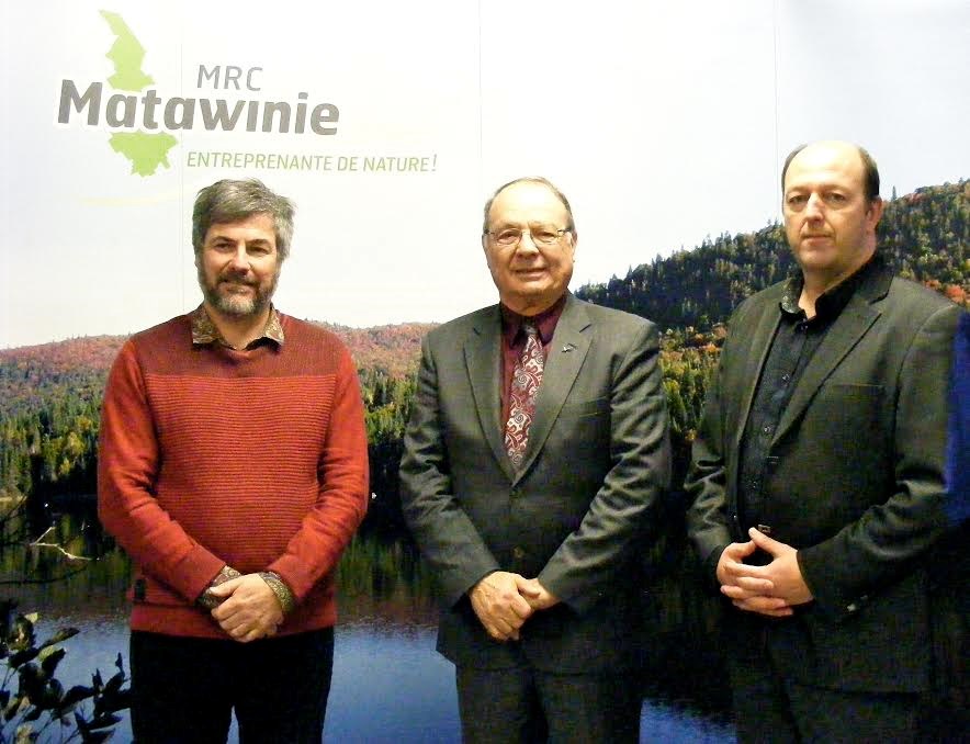 De gauche à droite: Benoît Michaud (Président de l’Association Forestière de Lanaudière), Gaétan Morin (préfet de la MRC de Matawinie) et David Lapointe (président de la Société de développement des parcs régionaux de la Matawinie).