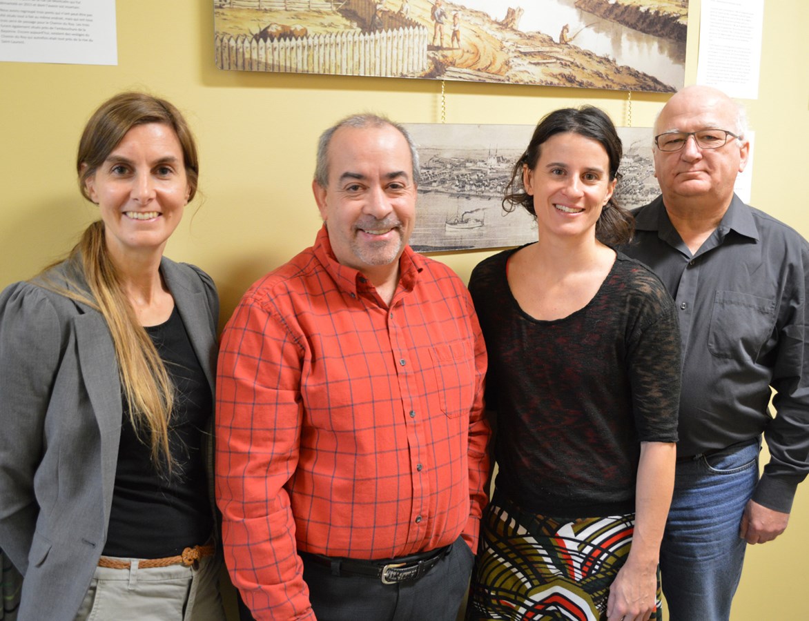 Marie-Julie Asselin, agente de développement culturel de la MRC de D’Autray, M. Alain Bellehumeur du Musée Gilles-Villeneuve, Mme Julie Pilon d’Empreinte Vague et M. Réal Chevrette du projet en lien avec Réjean Ducharme.