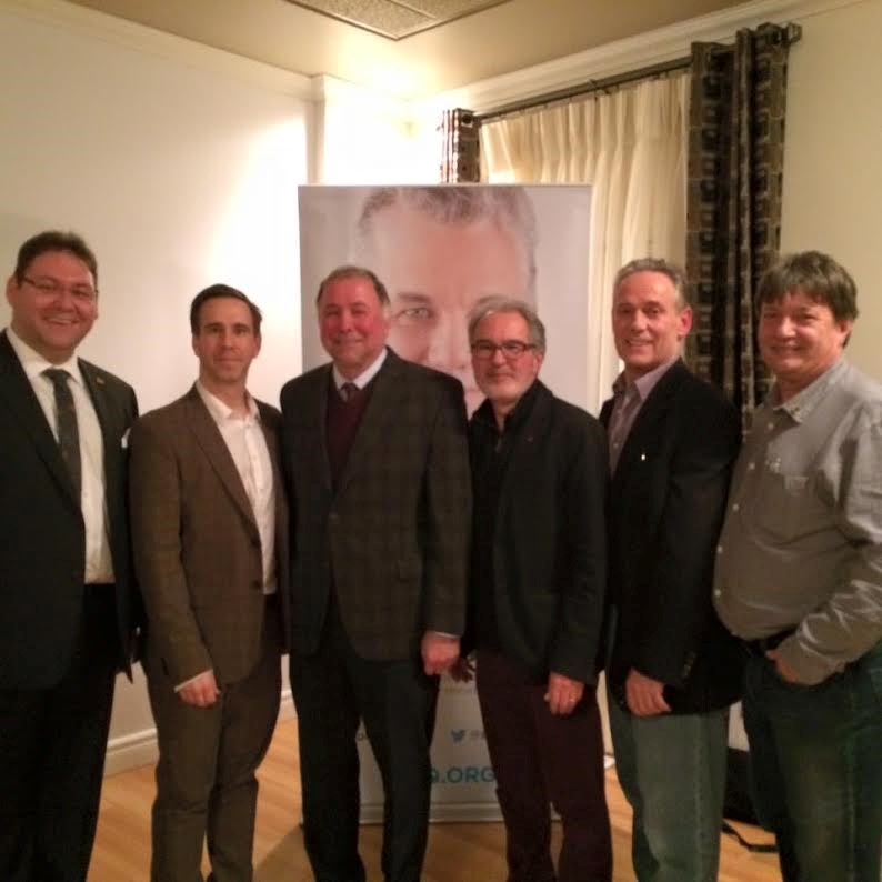 De gauche à droite : Pierre-Luc Bellerose, attaché politique du ministre responsable de la région de Lanaudière, Marc-André Genest président du PLQ-Berthier, Pierre Paradis ministre, Robert Corriveau président du PLQ-Joliette, Daniel Despins président du PLQ-Terrebonne et Mario Racette président du PLQ-Rousseau.