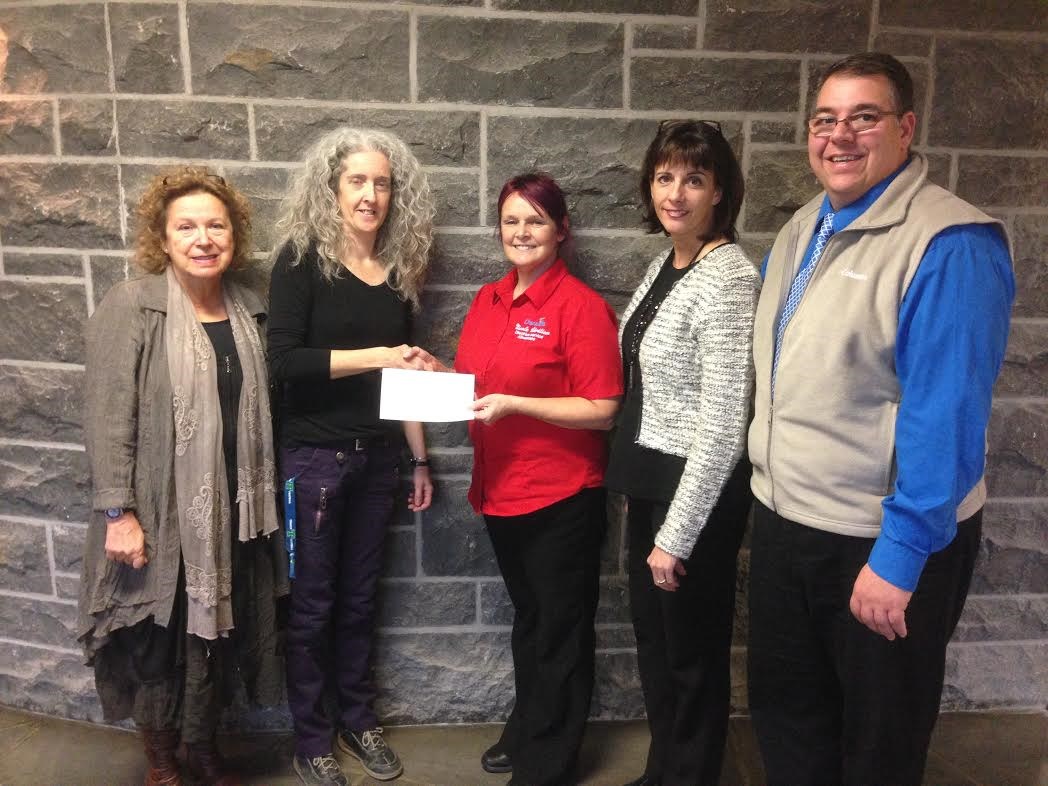 Sur la photo, dans l’ordre habituel, Marie-Carole McKenzie, directrice par intérim du Cégep régional de Lanaudière à Joliette, Hélène Gingras, conseillère à la vie étudiante et communautaire, Nicole Chrétien, directrice des services alimentaires, Anne Lebrun, gérante de district - Secteur Chartwells, et Maurice Chartrand, superviseur chez Groupe Compass.