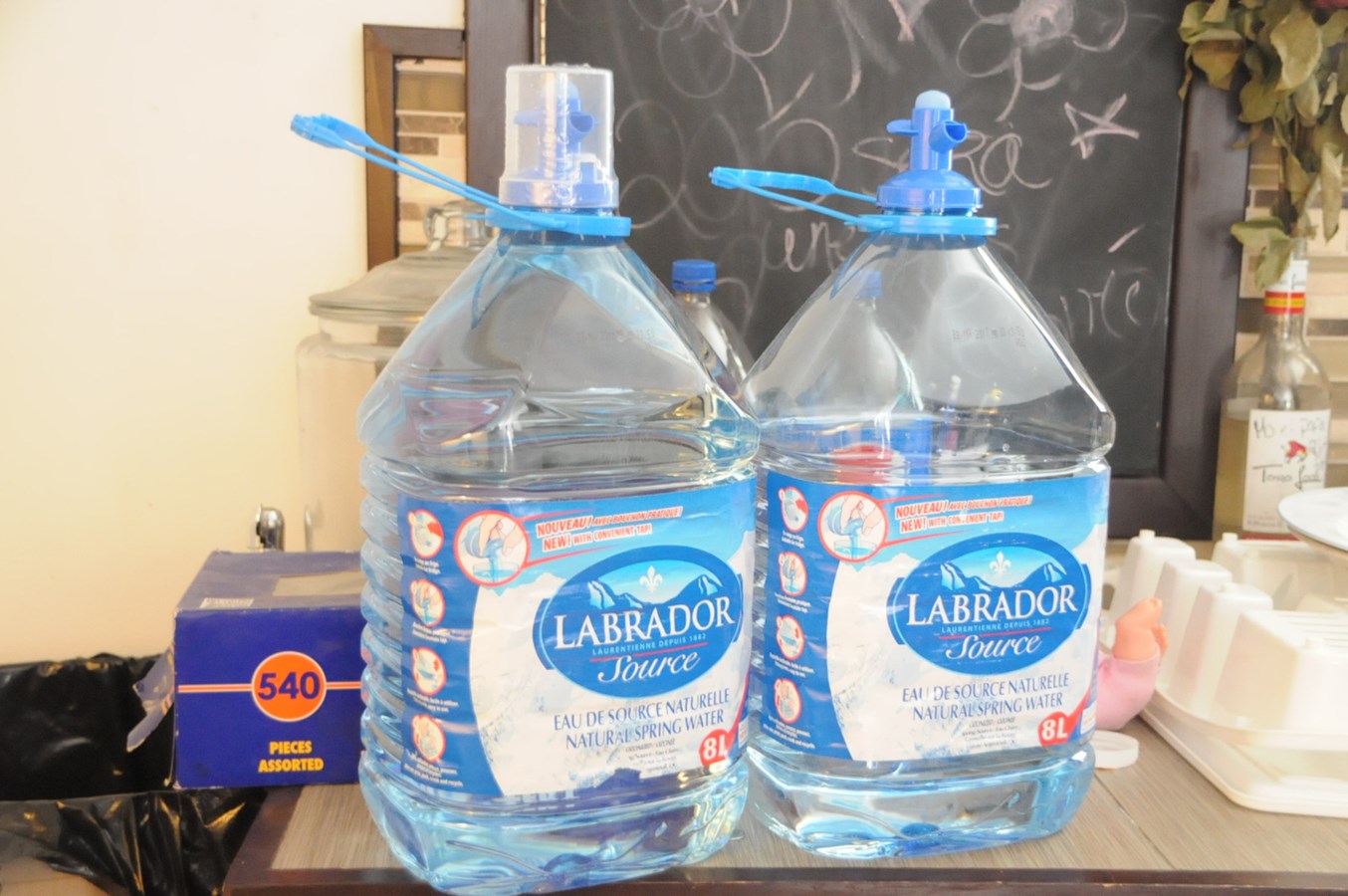 Les citoyens se sont vus remettre deux contenants de 8 litres qu'ils doivent remplir eux-même afin de subsister à leurs besoins