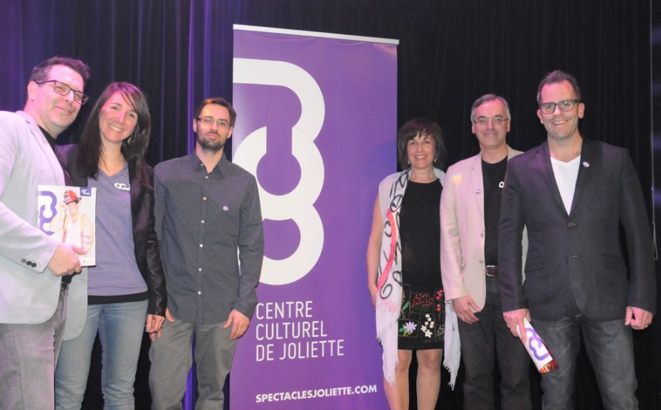 De gauche à droite: M. Gino Latendresse, adjoint à la direction et directeur des opérations et des évènements; Mme. Audrey Ducasse, directrice du marketing et de la mise en marché au CCJ; M. Nicolas Dompierre, directeur artistique et designer Web; Mme. Claudine Harnois, vice-présidente du CCJ; M. Gilles Pitre, directeur général du CCJ; M. Mathieu Fournier, président et conseiller stratégique chez Blanko. 