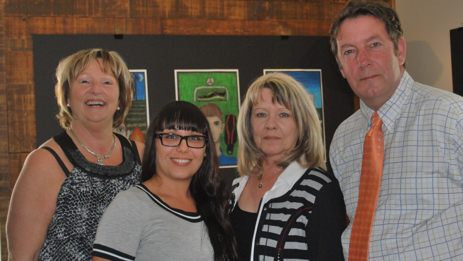 De g, à dr.: la candidate NPD de Joliette Danielle Landreville en compagnie des nouveaux officiers de l’Association de Circonscription NPD de Joliette, la responsable des activités Marylou Beaudry, la secrétaire Andrée Payette et le nouveau président Michel Harnois.