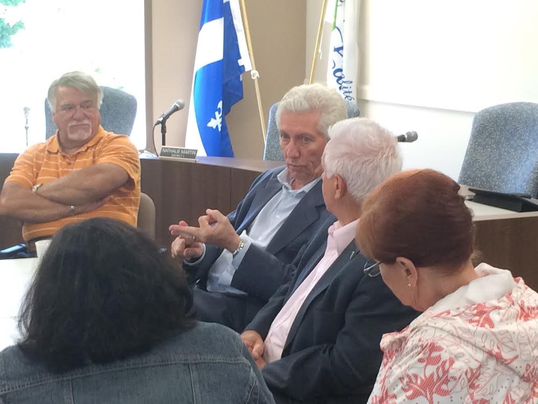 Le chef du Bloc Québec a tenu une rencontre, à l'Hôtel de Ville de Lanoraie, avec des représentants de groupes environnementaux et des citoyens.