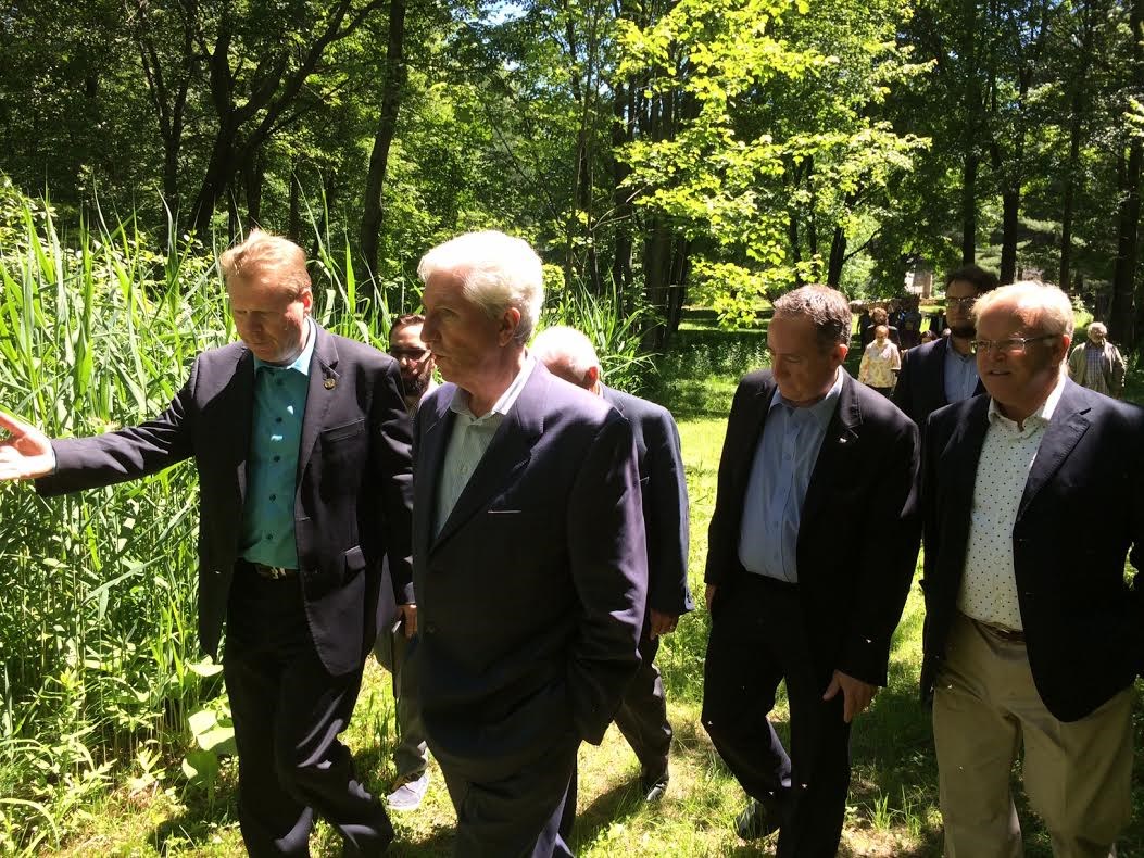 Gilles Duceppe, en discussion avec le député de Berthier et sont suivis des candidats du Bloc Québécois Yves Perron, André Valois et Gabriel Ste-Marie.