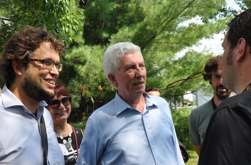 Gilles Duceppe en discussion avec André Brunet du De temps antan, entouré de Gabriel Ste-Marie, candidat dans Joliette; Yolande Brunelle, épouse de M. Duceppe, et Cédric Champagne, président du Festival.