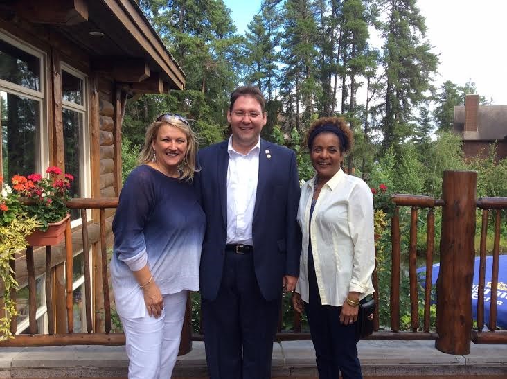La vice-première ministre du Québec, Lise Thériault est en compagnie de son attaché politique, Pierre-Luc Bellerose, et de son S.E, la très honorable Mme Michaëlle Jean,