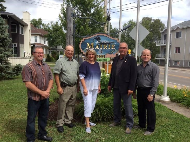 Sur la photo, S.E. la très honorable Mme Michaëlle Jean, Secrétaire générale de la francophonie s’est jointe à Mme Lise Thériault, en compagnie de M. Réjean Gouin, maire, Gaétan Morin, préfet de la MRC de la Matawinie, M. Gilles Boisvert et M. Gilles Sénécal, conseillers municipaux pour une visite à l’Auberge du Lac Taureau.