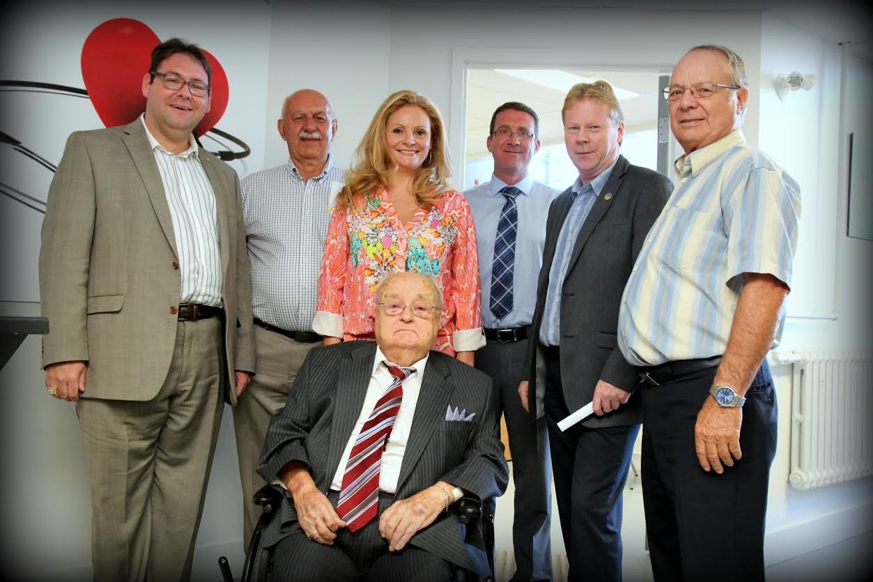 De gauche à droite : Pierre-Luc Bellerose, Attaché politique de la vice-première ministre Mme Lise Thériault, ministre de la Sécurité publique et ministre responsable de Lanaudière, Atchez Arbour, Maire de la Municipalité de Sainte-Émélie-de-l’Énergie, Véronique Lagniez, Présidente du Comité St Côme, un cœur qui bat, Martin Bordeleau, Maire de la Municipalité de Saint-Côme, André Villeneuve, Député de Berthier et Gaétan Morin, Préfet de la MRC de Matawinie et Maire de la Municipalité de Sainte-Marcelline. À l’avant : M. Yvon Jubinville, donateur.