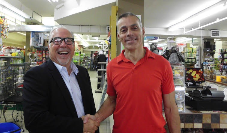 M. Michel Perreault, président de la campagne majeure de financement de la Fondation du Cégep à Joliette et M. Guy Dalphond, propriétaire de la Meunerie Dalphond et fils.