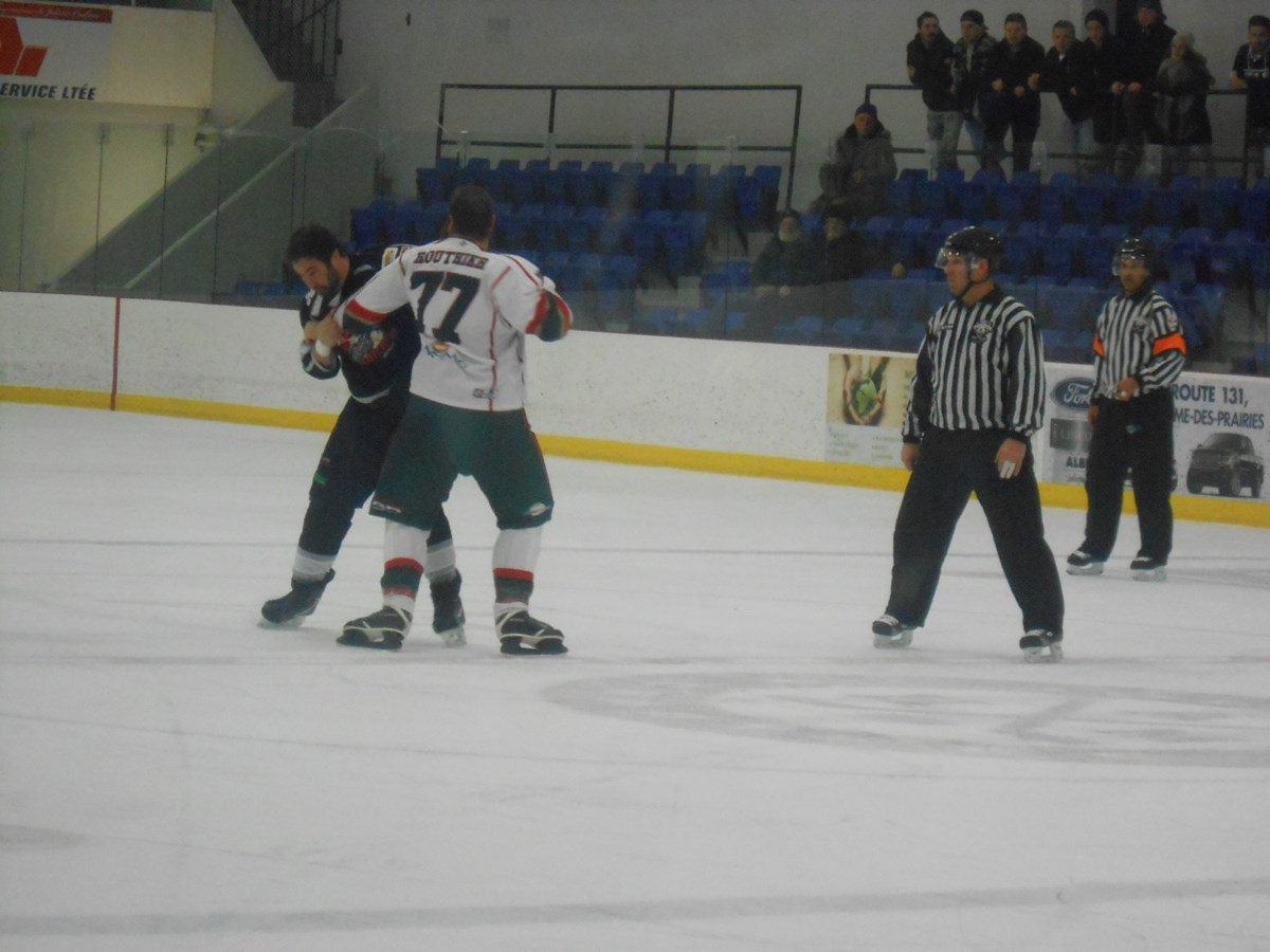 David Lapierre (chandail noir), des Sportifs, a jeté les gants contre Luc Routhier.