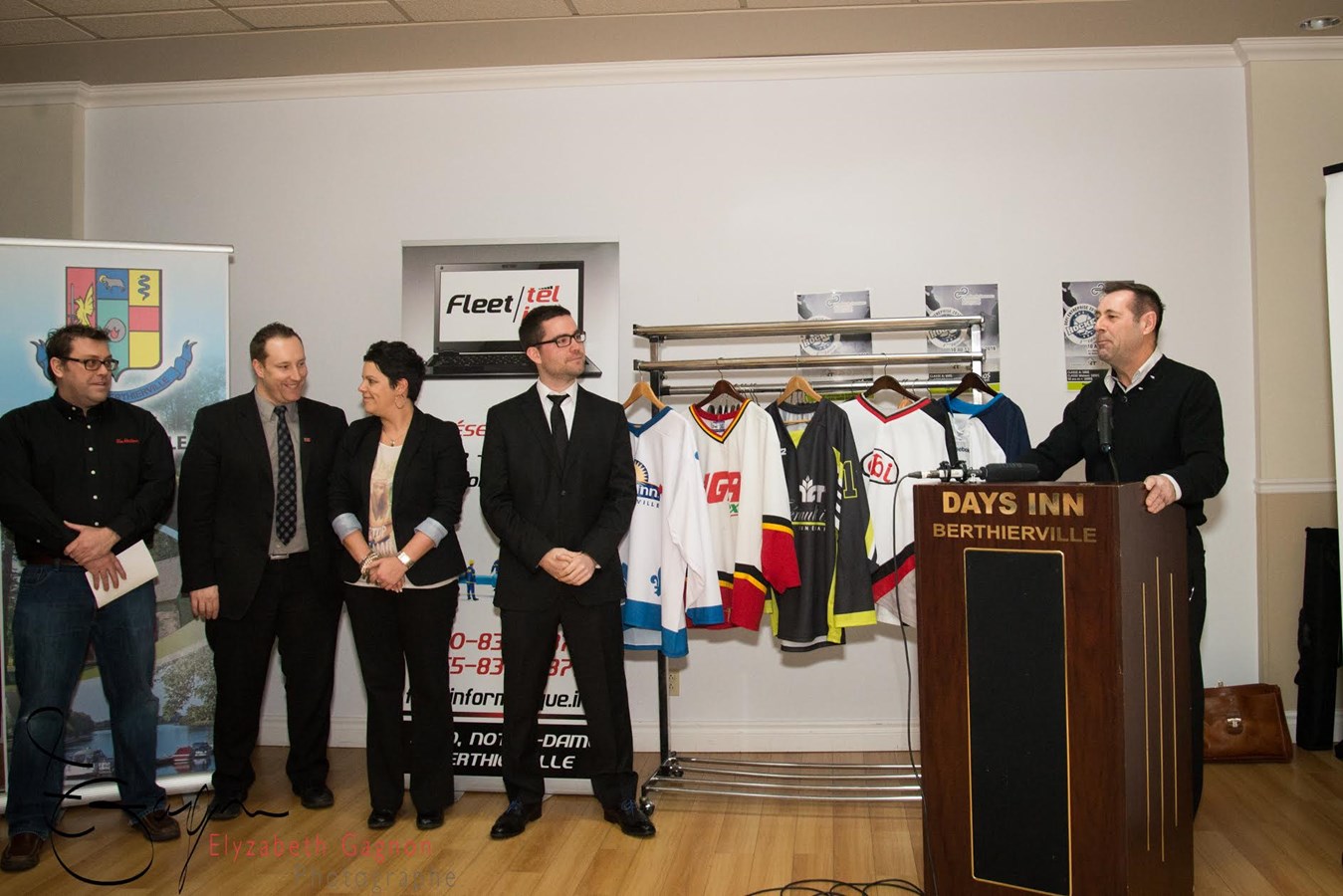 Les membres du comité organisateur: Hugo Ouellet, Tommy Croisetière, Anike Bélanger Jean-François Laporte et au micro Louis Sauvageau (Directeur-Général de la Chambre de commerce et d’Industrie de Berthier-d'Autray).