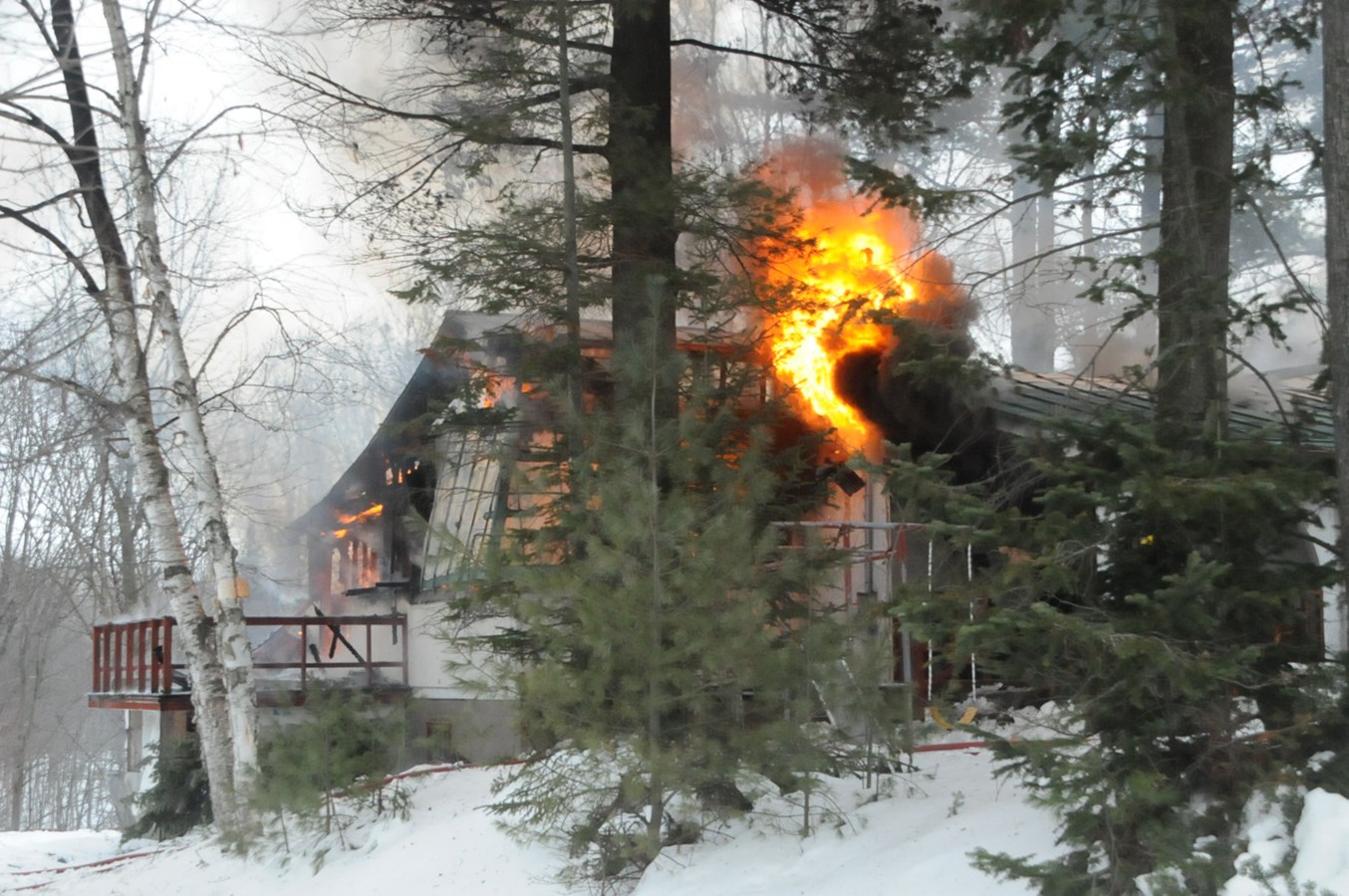 Un incendie rase une maison à Saint-Charles-Borromée