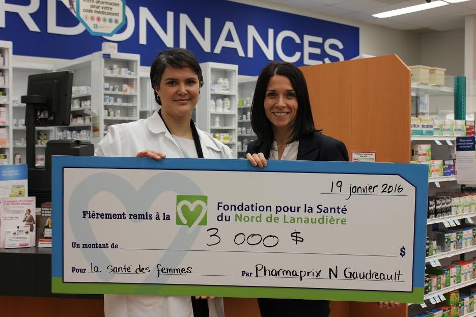 Nancy Gaudreault (pharmacienne-propriétaire des Pharmaprix participants de Saint-Charles-Borromée et des Galeries Joliette) et Caroline Martel (directrice générale de la Fondation pour la Santé du Nord de Lanaudière) avec le chèque de 3 000 $ remis dans le cadre de la campagne Cultiver la santé des femmes, organisée par Pharmaprix.