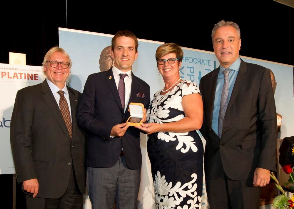 Lors de la remise de prix : Dr Gaétan Barrette, ministre de la Santé et des Services sociaux du Québec, Dr Sébastien Hains, podiatre au CHRDL; Mme Lucie Tremblay, présidente de l'Ordre des infirmières et infirmiers du Québec et M. Stéphane Lassignardie, directeur général d'Abb Vie Canada et président d'honneur des Prix Hippocrate 2016.