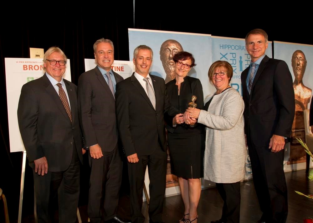Lors de la remise de prix : Dr Gaétan Barrette, ministre de la Santé et des Services sociaux du Québec; M. Stéphane Lassignardie, directeur général d'Abb Vie Canada et président d'honneur des Prix Hippocrate 2016; Dr Pierre-Jean Maziade, microbiologiste à l’Hôpital Pierre-Le Gardeur; sa conjointe, Mme Pascale Perreira, Mme Line Méthot, pharmacienne au CISSS de Lanaudière et M. Daniel Castonguay, président-directeur général du CISSS de Lanaudière.
