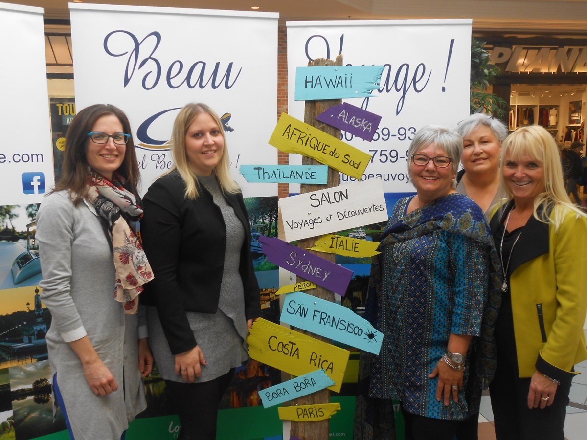 De gauche à droite: Geneviève Dostie de Nomade Urbain; Marie-Claire Gagnon, responsable du marketing aux Galeries Joliette, Denise Lafond de "Quel Beau Voyage", Francine Lanctôt, directrice régionale du markerting pour les Centres d'Achats Beauward Ltée ainsi que Marie-Élène Corbeil, coordonnatrice du salon.