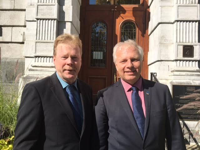 Le député André Villeneuve félicite Jean-François Lisée pour son élection à titre de chef du Parti Québécois