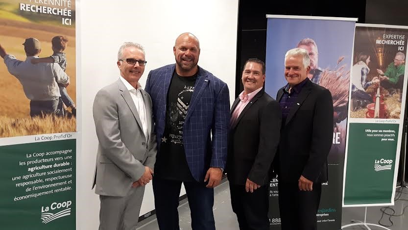 De gauche à droite, François Drainville, président de La Coop Agrivert, Hugo
Girard, ambassadeur BMR, Sylvain Poirier, directeur principal marchés agricole et agroalimentaire de Desjardins Entreprises et Robert Perreault, président de La Coop Profid’Or