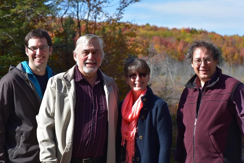 De gauche à droite: Yannick Bilodeau, Fiducie de conservation ; François et Chantale Dodon, donateurs; Réjean Dumas, également de la Fiducie de conservation des écosystèmes de Lanaudière)