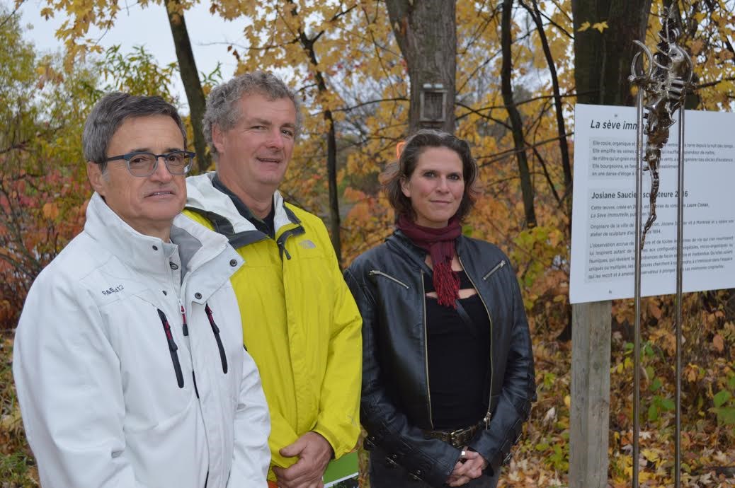 M. Richard Giroux, préfet suppléant de la MRC de D’Autray et maire de Sainte-Geneviève-de-Berthier, M. Jean Castonguay, président de la SCIRBI et Mme Josiane Saucier, artiste-sculpteure.