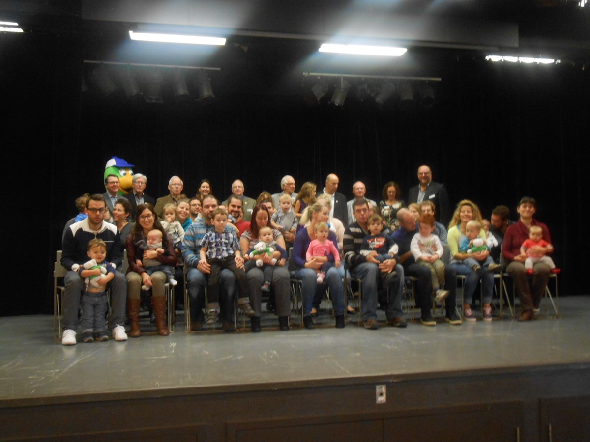 Les nouveaux-nés en compagnie de leurs parents, des membres du conseil municipal et du maire André Hénault