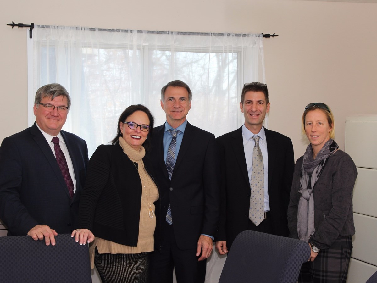 Christian Gagné, PDGA du CISSS de Lanaudière, Madame Lucie Charlebois, ministre déléguée à la Réadaptation, à la Protection de la jeunesse, à la Santé publique et aux Saines habitudes de vie, Daniel Castonguay, PDG du CISSS de Lanaudière, Bruno Ferrari, directeur général de Dianova et Sylvie Larose, directrice DI-TSA-DP du CISSS de Lanaudière.