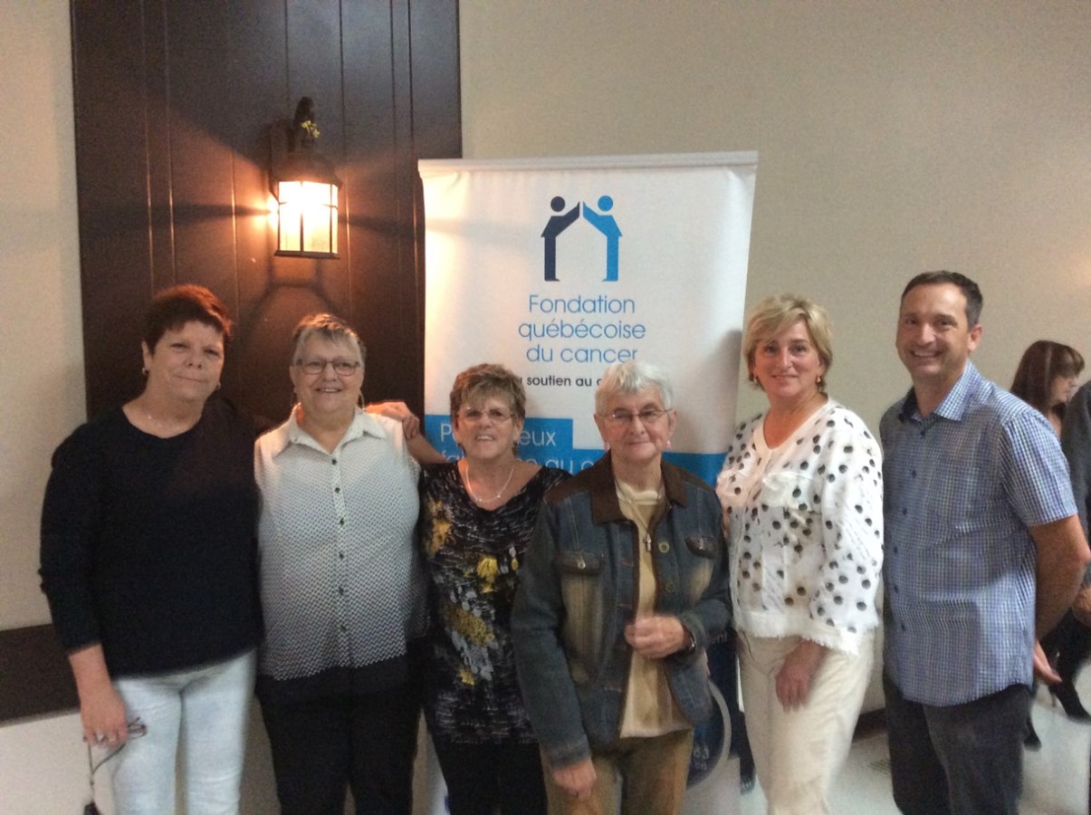 Mesdames Chantal Boucher, Nicole Bernard, Clairine Dupuis et Monique Guay, toutes  bénéficiaires du service d’hébergement de la Fondation , madame Luce Girard directrice de l’Hôtellerie de la Mauricie de la Fondation québécoise du cancer et monsieur Patrice Ayotte chevalier de Colomb responsable de cette activité-bénéfice.