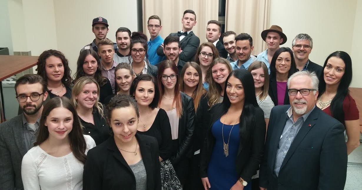 M. Michel Perreault, président de la Fondation, avec l’équipe de télémarketing : les finissants en Gestion de commerces et leurs enseignants Pierre Bernier et Julie Bruneau