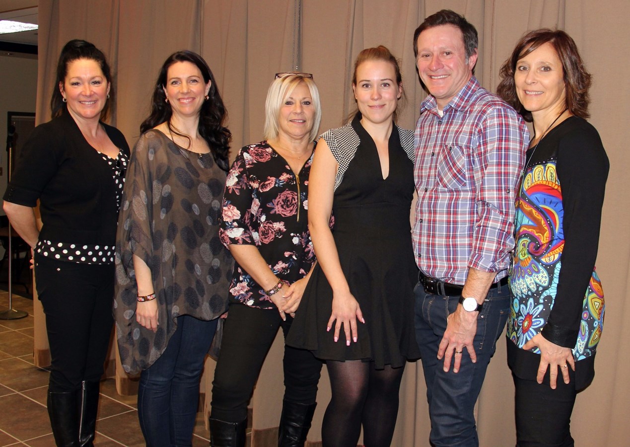 Les membres du comité organisateur en compagnie du conférencier invité.
De gauche à droite : Renée-Claude Beaudry, Isabelle Sawyer, Guylaine Ducharme, Myriam Desjardins, l'artiste Stéphane Fallu et Rachèle St-Georges.