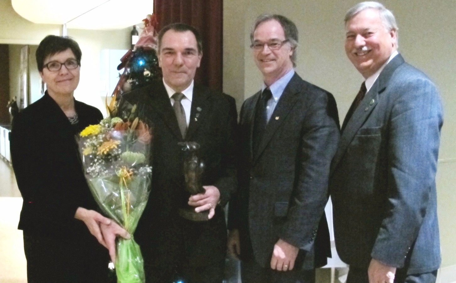 Jean-Guy Chartier jr reçoit le prix André-Caron Maurice Valiquette et Sylvie Anctil reçoivent la médaille de l'Ordre du mérite 