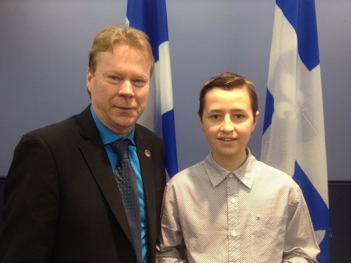 Le député André Villeneuve remet la médaille de l’Assemblée nationale du Québec à William Gadoury