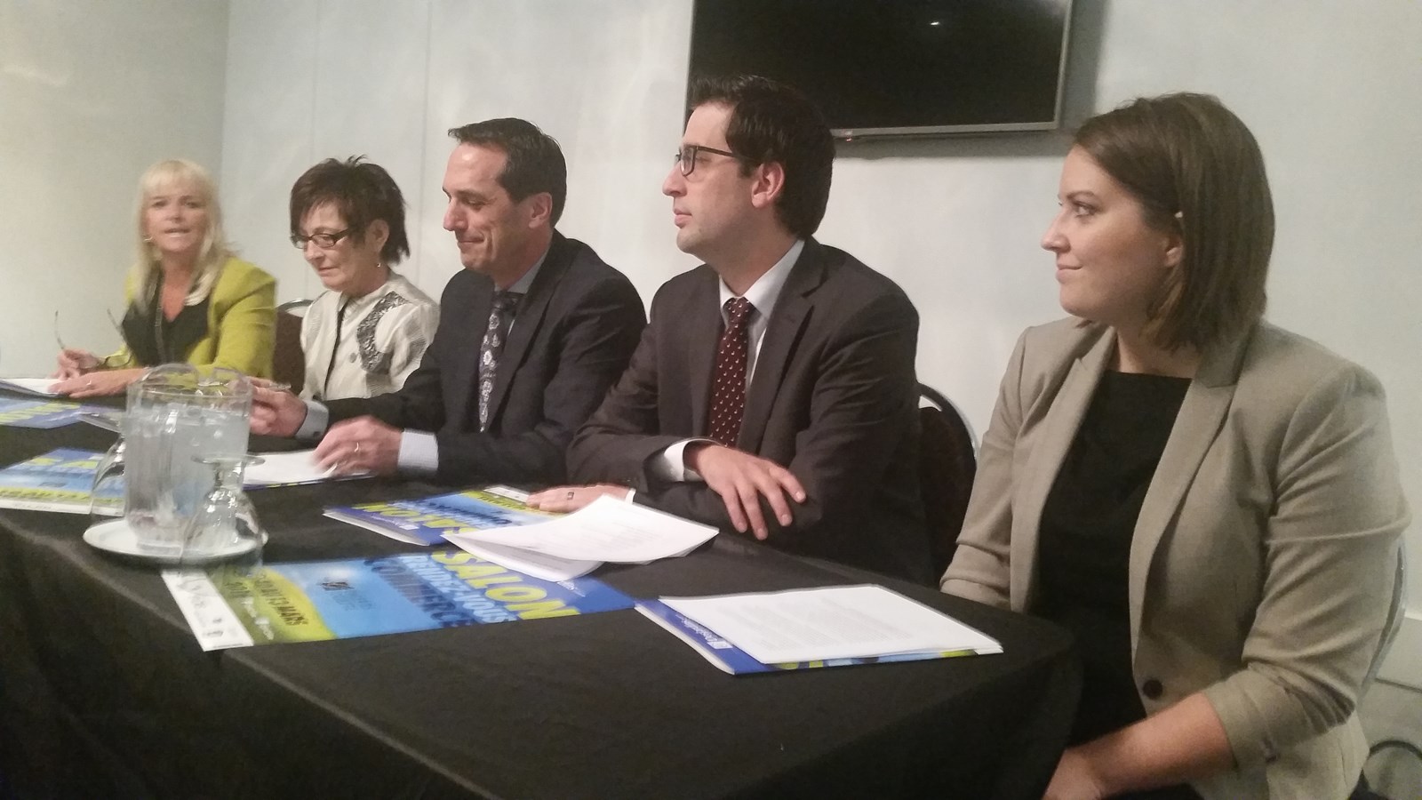 Lors du point de presse, de gauche à droite: Marie-Élène Corbei, France Lacroix, Me Guy Bisaillon, Hubert Courtemanche et Marie-Claire Gagnon .
