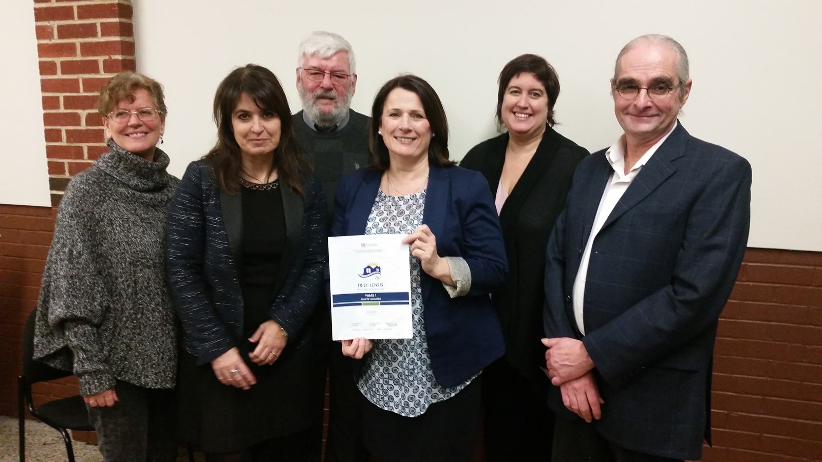 De gauche à droite: Manon Arcand (chargé de projet Trio-Logis), Véronique Hivon (députée de Joliette), Michel Coutu (président du Conseil d'Administration des Maisons d’À Côté), Sylvie Côté (Directrice par intérim programmes déficience intellectuelle, troubles du spectre de l'autisme et déficience physique au CISSS Lanaudière), Nathalie Turcotte (coordonnatrice de la TCRAPHL) et Pierre Lafontaine (agent de concertation de la TCRAPHL).