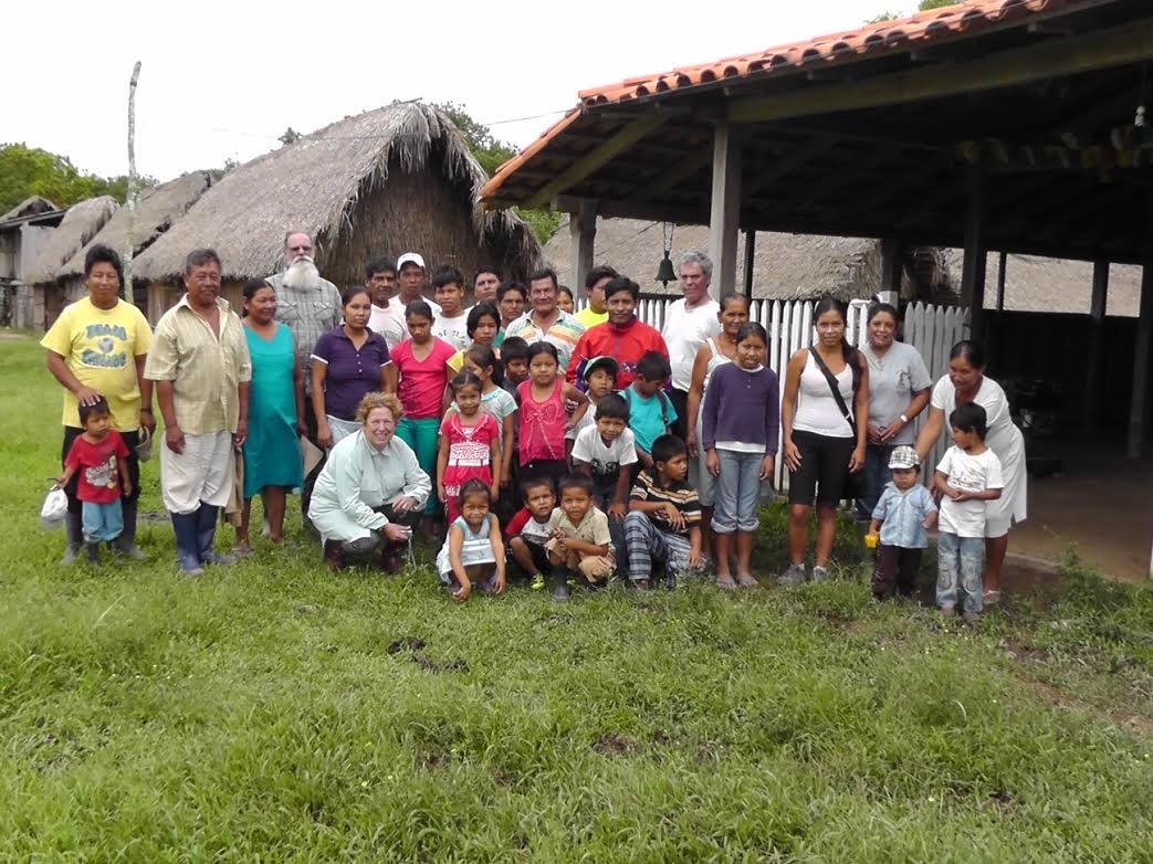Les représentants du Cégep régional de Lanaudière à Joliette, entourés des membres de la communauté, lors de leur première mission en Bolivie.