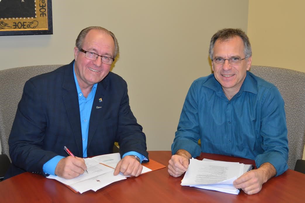 M. Gaétan Gravel, préfet de la MRC de D’Autray et maire de la Ville de Saint-Gabriel en compagnie de M. Bruno Tremblay, directeur de Développement Économique D’Autray.