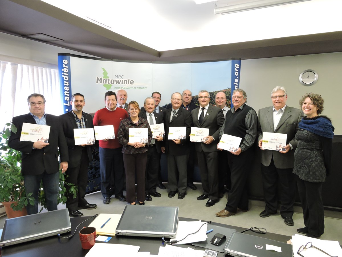 Pour la MRC MRC de Matawinie, les récipiendaires sont de gauche à droite: 1ère rangée. Robert Lacombe, Conseiller de Chertsey – Certificat de participation; Joe Deslauriers, maire de St-Donat – Certificat de participation; Bruno Guilbault, maire de Rawdon – Certificat de participation; Roxanne Turcotte, mairesse de Notre-Dame-de-la-Merci – Certificat de participation; Normand Champagne, maire de St-Jean-Matha – Certificat de participation; Gaétan Morin, maire Sainte-Marcelline-de-Kildare – Certificat de participation; Sylvain Breton, Maire d’Entrelacs – Certificat de participation; Normand Laporte, maire de Ste-Béatrix – Certificat de participation;
Robert W. Desnoyers, maire de St-Alphonse-Rodriguez – Certificat de 
participation ainsi que Muriel Lafarge, Directrice de la santé publique du CISSSL. Deuxième rangée: Atchez Arbour, maire de Ste-Émélie-de-l’Énergie – Certificat de participation; Martin Bordeleau, maire de St-Côme – Certificat de participation; Réjean Gouin, maire de St-Michel-des-Saints – Certificat de participation ainsi que Martin Desroches, maire de St-Félix-de-Valois – Certificat de participation.