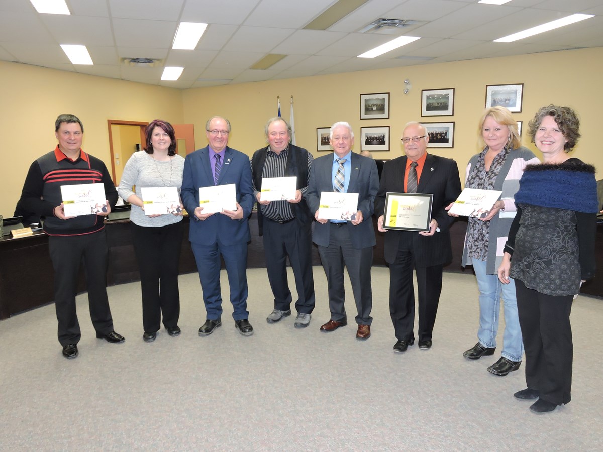 Pour la MRC de D’Autray, les récipiendaires sont de gauche à droite: Bruno Vadnais, maire de St-Cuthbert– Certificat de participation;
Manon Rainville, Mairesse de St-Gabriel-de-Brandon – Certificat de participation; Gaétan Gravel, maire de Ville St-Gabriel – Certificat de participation; Mario Houle, maire de Ste-Élisabeth – Certificat de participation; Gérard Jean, maire de Lanoraie – Certificat de participation; Jean-Claude Gravel, maire de Lavaltrie – Plaque  «&nbsp;Meilleur taux de participation&nbsp;» dans la catégorie de 10&nbsp;000 habitants et plus; Francine Bergeron, mairesse de Mandeville  – Certificat de participation ainsi que Muriel Lafarge, Directrice de la santé publique du CISSSL.