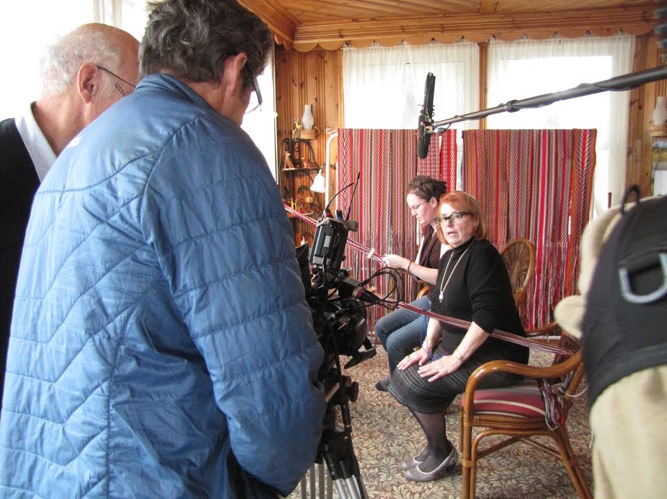 Hélène Clément et Marie-Berthe Guibault-Lanoix, flécheuses, avec l'équipe de tournage.