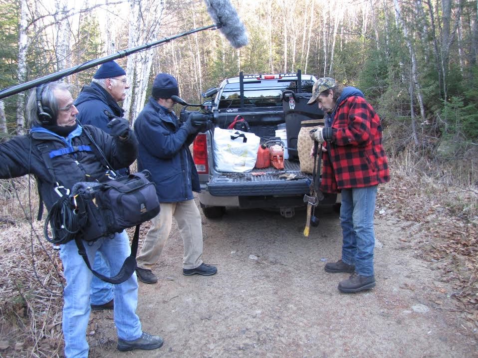 Denis Beaudry, trappeur, avec l'équipe de tournage