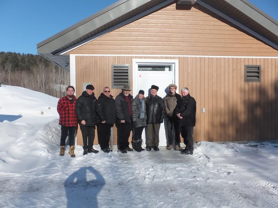 M. Jérémie Patry Piché, dessinateur chez Hébert Zurita Danis Smith Architectes, M. Arturo Martinez-Zurita, architecte associé, Monsieur Christian Belhumeur, président de Construction Moka Inc., Monsieur Réal Payette, conseiller municipal, Mme Chantal Duval, directrice générale, Monsieur Gaétan Morin, maire, M. Thomas Connor, ing. chargé de projet chez Beaudoin-Hurens, M. Mario Filion, ing. directeur infrastructures et transport chez Beaudoin-Hurens (était absent : M. Gilles Arbour, conseiller municipal).
