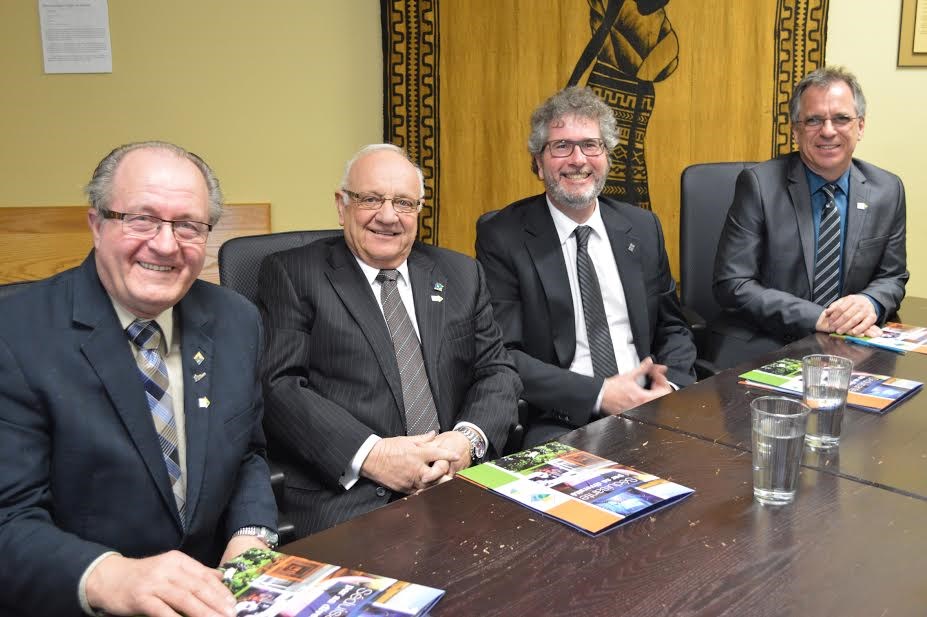 De gauche à droite: Gaétan Gravel, préfet de la MRC de D’Autray et maire de la Ville de Saint-Gabriel, Jean Claude Gravel, président du comité consultatif en matière de développement économique de la MRC et maire de la Ville de Lavaltrie, François Perron, directeur de la région de Lanaudière pour le ministère des Affaires municipales et de l’Occupation du territoire et Bruno Tremblay, directeur de Développement Économique D’Autray.