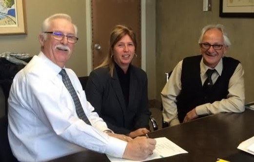 André Légaré et Chantal Légaré de la Résidence funéraire André Légaré inc. et Pierre La Salle, maire de Saint-Jacques lors de la signature du contrat de vente.