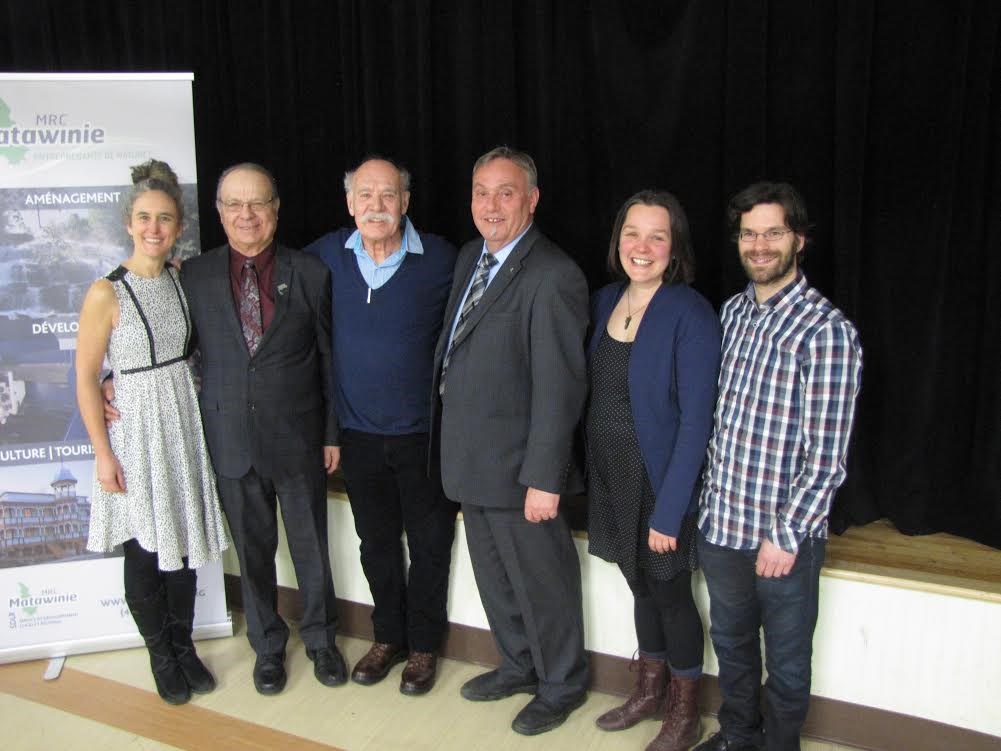 De gauche à droite: Gaétan Morin (Préfet de la MRC Matawinie) est entouré d'André Gladu (réalisateur), Michel Munzing (directeur du SDLR Matawinie) et l’équipe du CPVL soit Véronique Plasse, Philippe Jetté (Président) et Mme Véronique Massé.es Lanaudière).