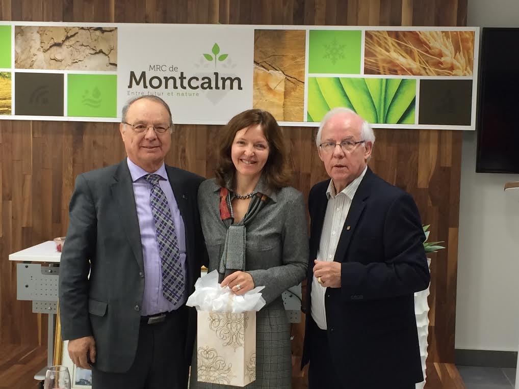 Sur la photo, Gaétan Morin avec l’ex-président de la Table des préfets, M. André Hénault et Line Painchaud.